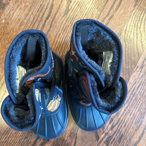 Excellent Condition Children’s Place Toddler Boy Blue Dino Snow Boots size 6 - Picture 4 of 5
